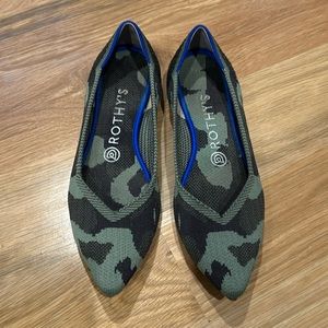 Rothys womens 8 green camo print pointed toe flats